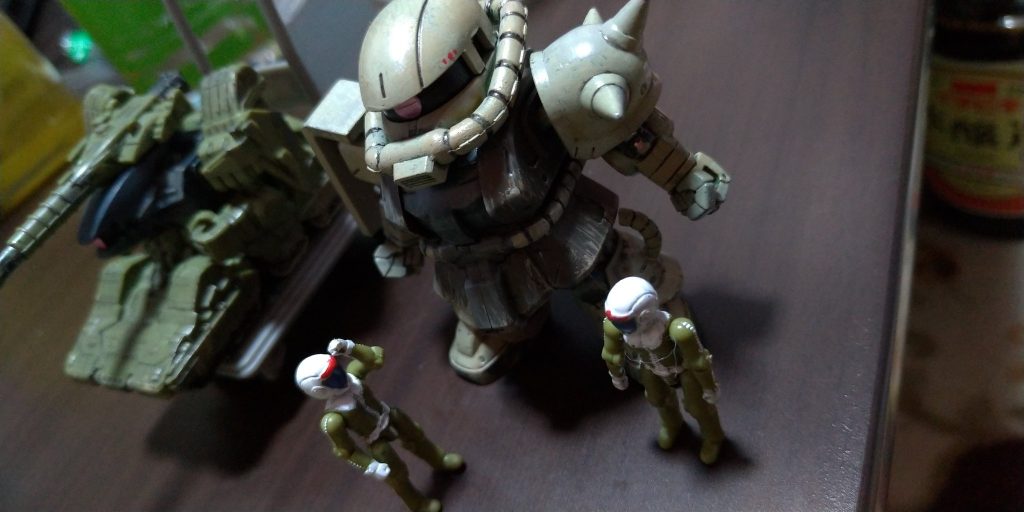 ジオン兵はガンダムマーカーでかるーく塗り分け。
トミカの情景についてたフィギュアに似てるって言われて納得。
マイクロウォーズ、最初はヒルドルブだけ買う予定だったんですが
このタイミングで指揮官用ザクが再販されちゃったので
うっかり買っちゃいました。買っちゃうよね。
ヒルドルブくんにはザクマシンガンを現地調達させたくなるし……