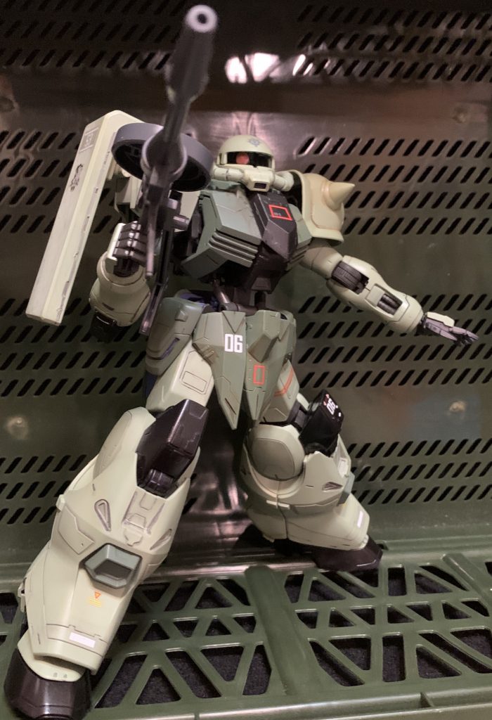 色のおかげでザクにみえます。デカールもリアルタイプ風の少し古い感じのものをあえてチョイスして、アクセントにしてみました。