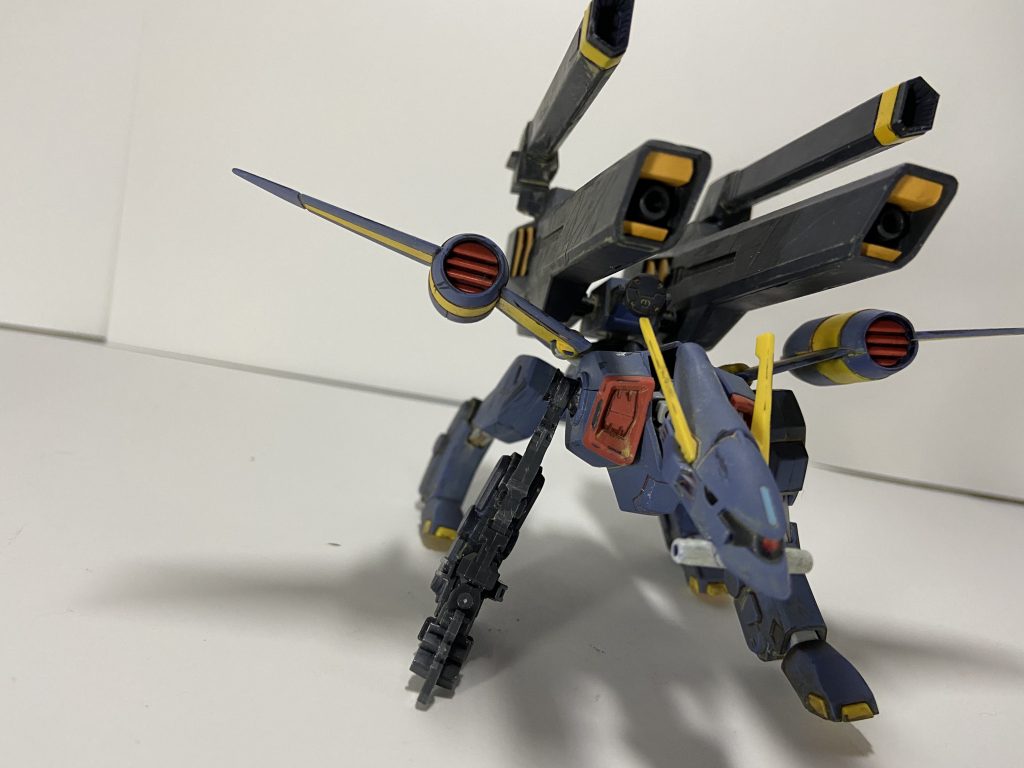 設定はあんな風にしましたが実際はウォッシング中に関節部を挟ませていたら関節部がアクリルのつや消しを吹いた分脆くなってたらしく壊れた為急遽義足を製作しました。