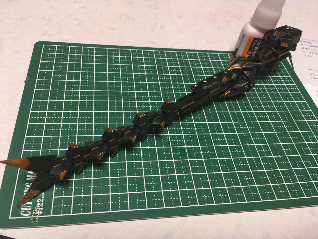 メタルブラックで全塗装

ゴールドで部分塗装

スタッズ&ネイルシールでデコ②

次は盾！