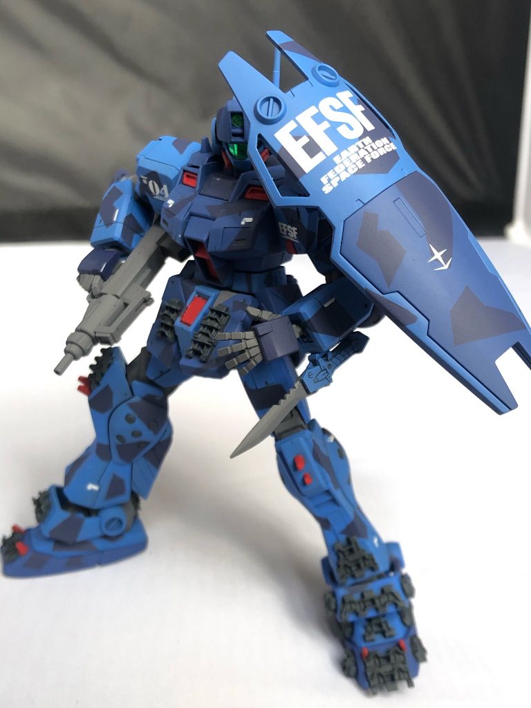 近接戦闘時にはビームサーベルも使用しますが、左腕には固定武装として折りたたみ式のナイフを装備。