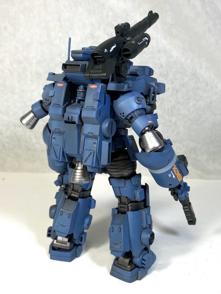 前後から。
ベースキットはオリジン版ガンキャノン。
軽い気持ちで始めたものの、気がつけば全身に手が入ってました。
見ての通りアニメ版宇宙の戦士に登場する、スタジオぬえ版パワードスーツをモチーフに…って言うかまんまです。