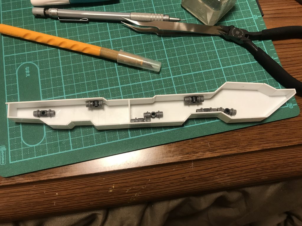 イナズマは基本的にプラ板箱組みのほぼスクラッチです。最初はどう合体させるか考えてなかったので、とりあえず便利そうな位置にポリパーツを仕込みまくりました。