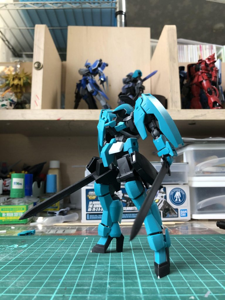 最初はマクギリスのグレイズリッターを作ろうと思っていたのですが、少し放置していて、再開する時に改造したいなと思ったのでオリジナル機体という方向性になりました。
気まぐれです。