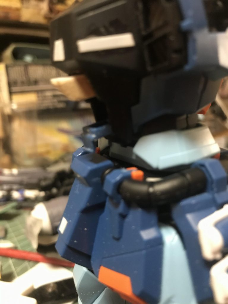 上のコクピットハッチをプラ板とパテで作りました。