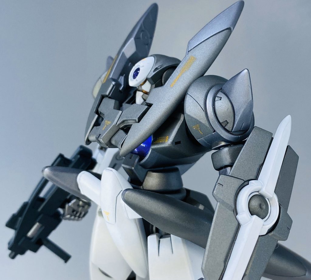 クリアーパーツの発色を良くする為に基部にミラーフィニッシュを貼りつけてあります。カメラアイ？もミラーフィニッシュを使用。