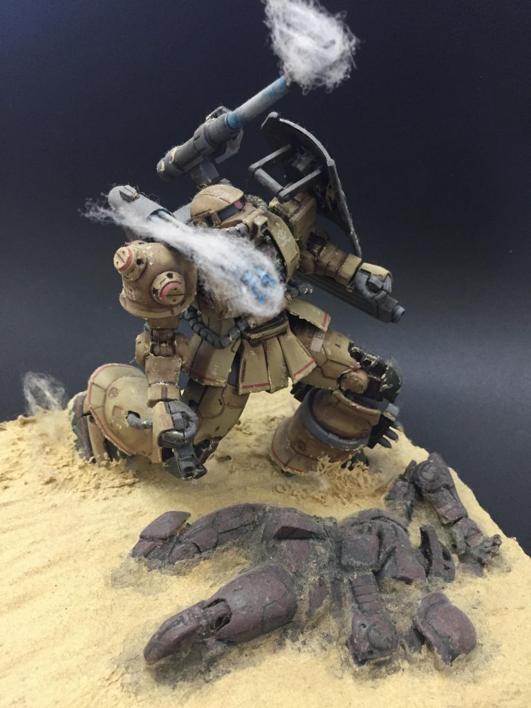 脚元の朽ちた旧ザクはパーツ取りで残っていた部位を集めてジオラマに使いました。