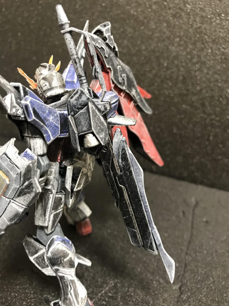 羽は思い切って片翼にして砲もつけてません、そもそも組んでません。大剣側の受けにブースターを追加。刃は伸ばした時のバランス改善のために少しだけカスタム。