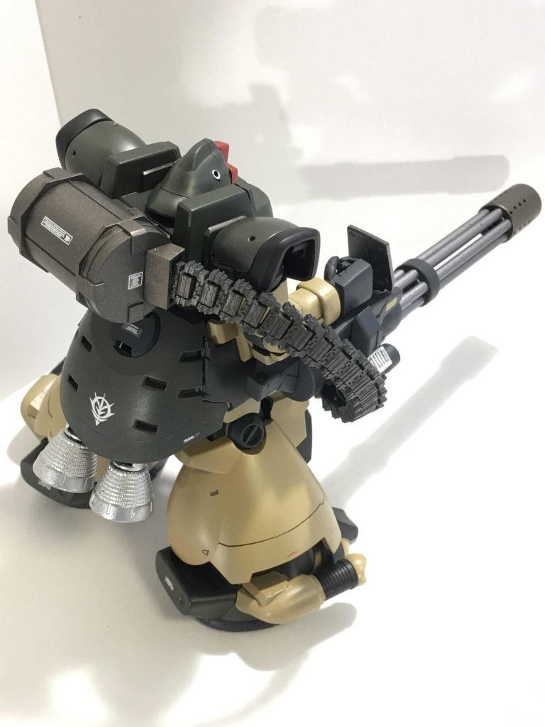 給弾ベルトは自作も考えましたが、今回は断念。
ドラムを装備する為に純正のランドセルは外し、ドリルで穴開け加工しています。接着したので外せません。