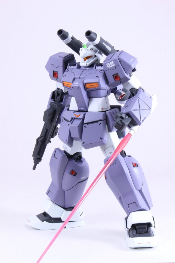 思いつきで、ビームサーベルを｢Revive ガンダム｣の物に変えて、わざわざ右手で抜刀するのではなく、反対に取り付けて、ﾋﾞｭｲｰﾝさせました。←語彙力崩壊