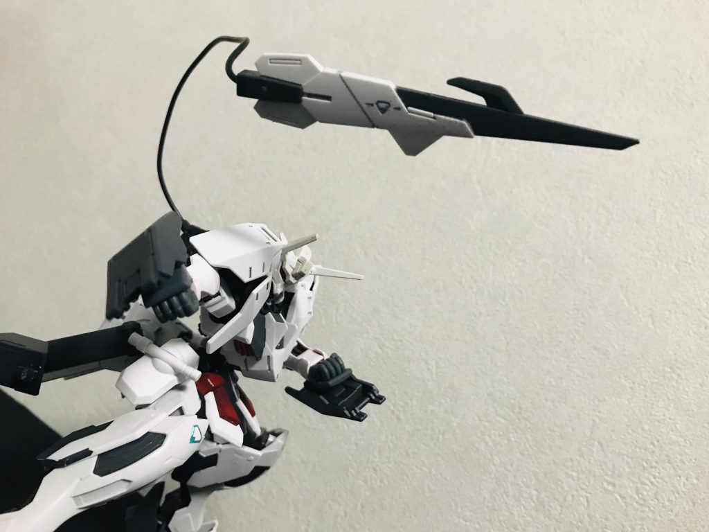 近接格闘時は腕のナックルガードを展開する事によってクローモードに。爪部分はヒートネイルのように発熱し、敵の装甲を溶断する。
また、バックパックには有線式のテイルブレードが装備されており、近〜中でのトリッキーな攻撃も可能となっている。