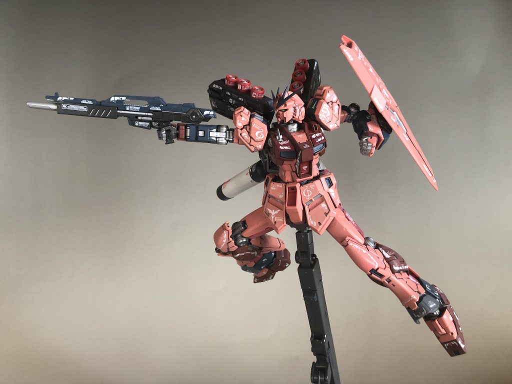 さすがRG、可動が素晴らしいです。ポージングしても、関節がへたりません。