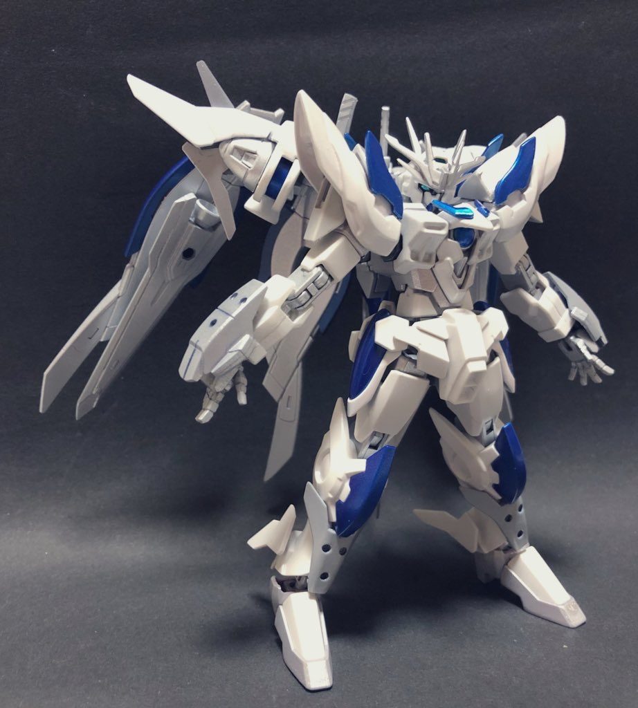 武装5 トランザム最大稼働で攻撃特化した姿です。ツインドライブ+青パーツで制御してます。