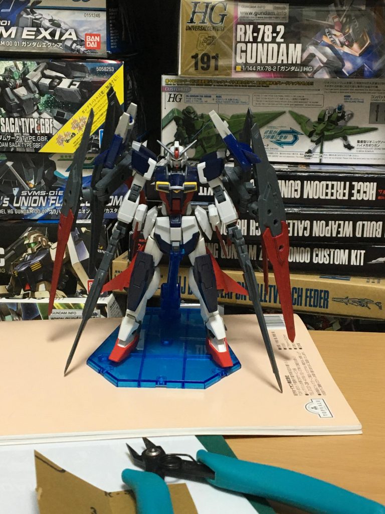 塗装前のラプトインパルスウィンドです。
上の方のバインダーはこの時点でボディの紺色(タミヤカラーフラットブルー)と同じカラーにしようと決めており、右手の剣と左手の剣が、お互い形も違い色も違うという設定を決めていました。また、この時点で高起動型にすると決めており、
足にはHGのシャイニングブレイク
肩のブースターはインパルスアルクの腰のブースターをつけました。