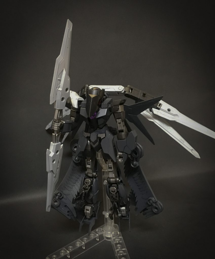 アルス・ラーベ 白尾羽
ラーベアーマー軽装の装備をも取り込んだ本機最大の攻撃形態、サポート機を犠牲に高いスピード、攻撃力を得る