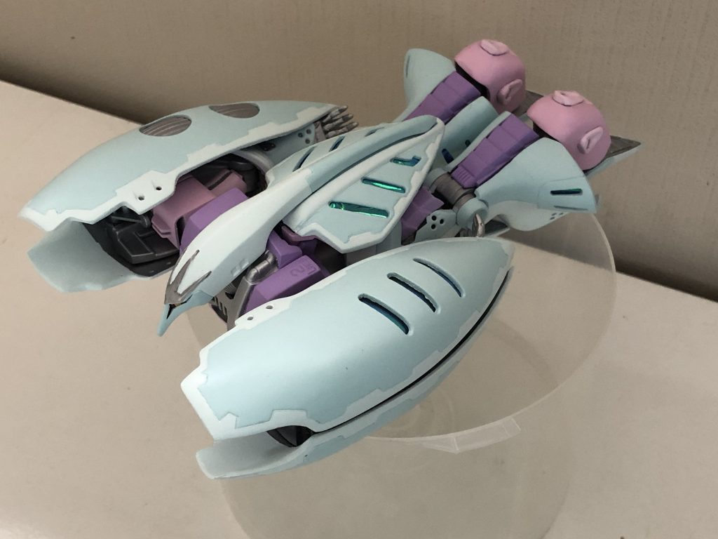 巡航体型を前方から。
当初、エルメス2の別名があることから
濃いグリーンで塗装しようかと思った
のですが、キュベレイに濃い色は似合わ
ないと思いパステルカラーでまとめました。