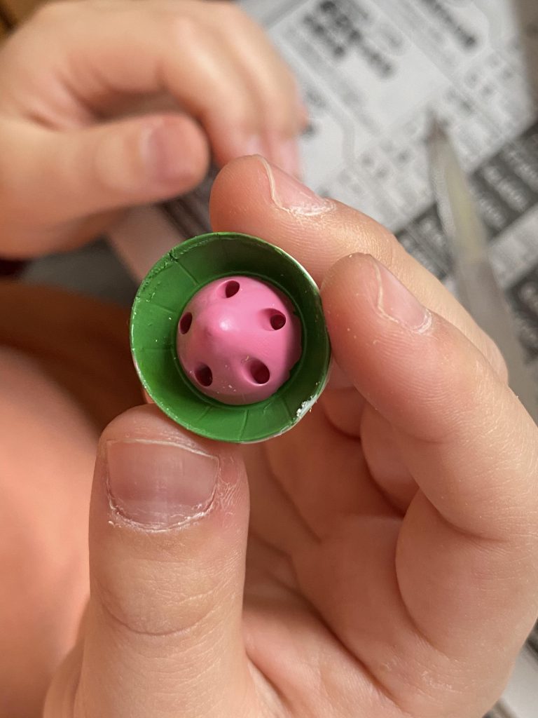 頭の上の部分を塗りました。
ピンクを先に塗って、グリーンを後から塗りました⁉️