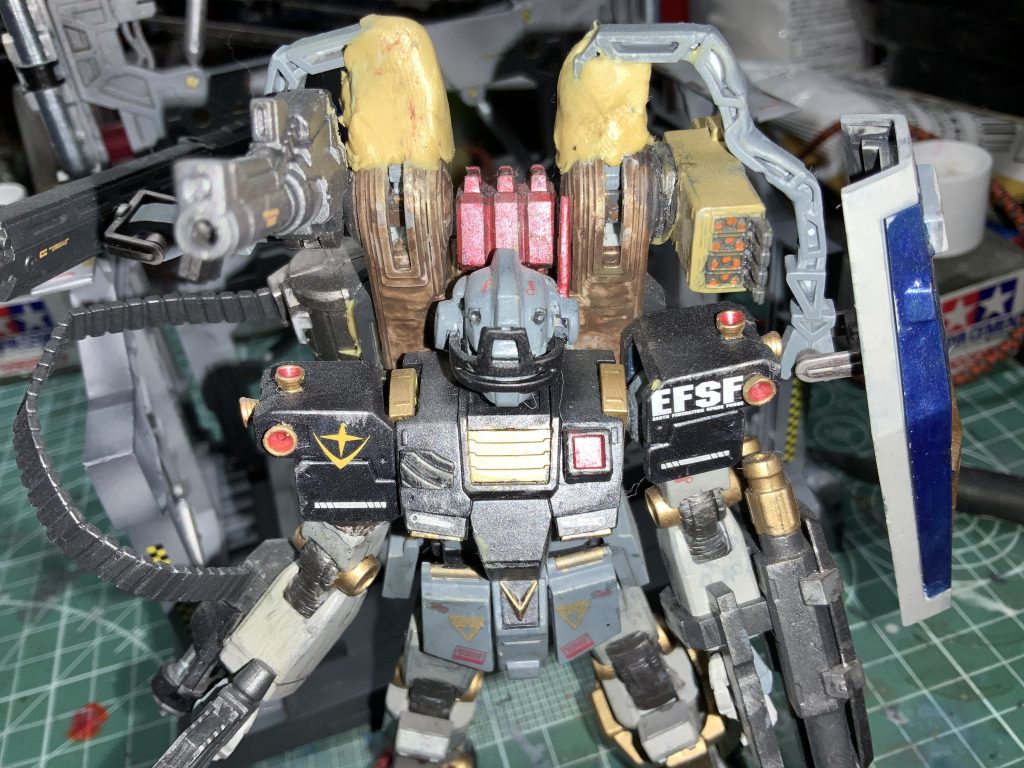 改造による負荷で、つや消し拭いた時点で色んなところが崩壊Σ(゚д゚lll) エポパテでの補修作業が…