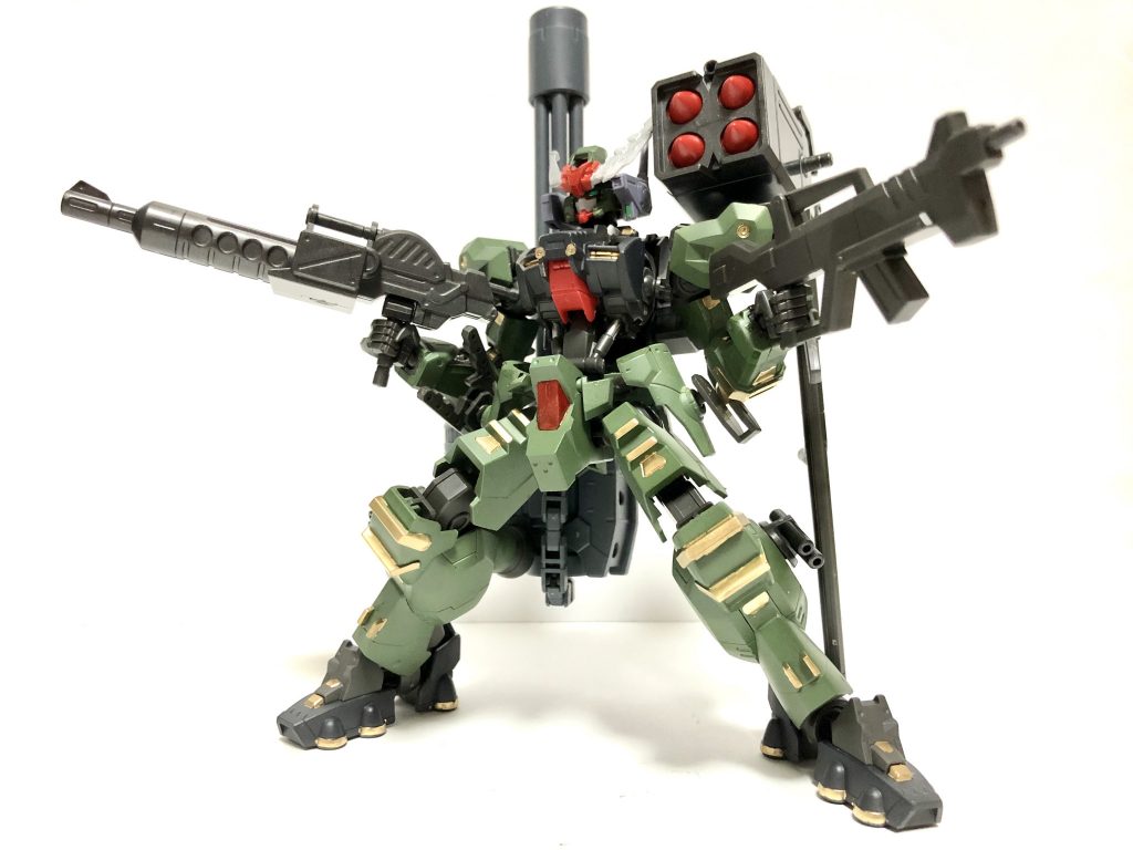 武装①
右手→重機関銃
左手→アスタロトライフル
左肩→4連ロケットランチャー
頭部→バルカンポッド
そして脚部に煙幕装置が備え付けられている