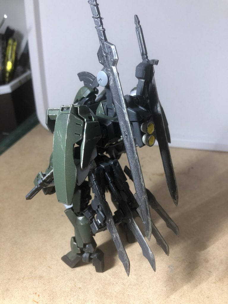 武装は背後にまとまるようにしました。