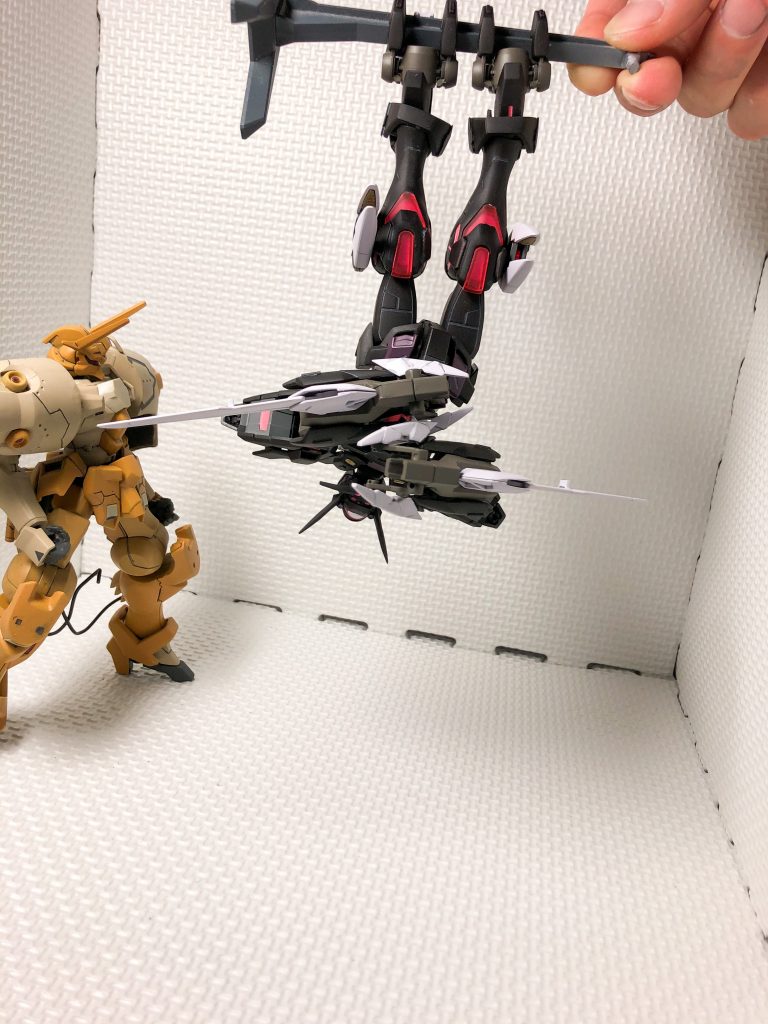 脚部が鉤爪状になっているので、細い棒が有れば、ぶら下がるポーズも取らせることができます。忍者みたいに改造するのも良さそうです。