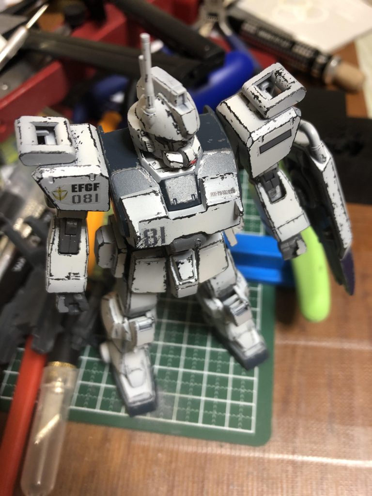 シリコンバリアーチッピングを施した所です
敢えてマーキングシールを使いウェザリングで境界線を表情付けて汚せばどうなるかな?と思いましたがシールはシールでしたね…