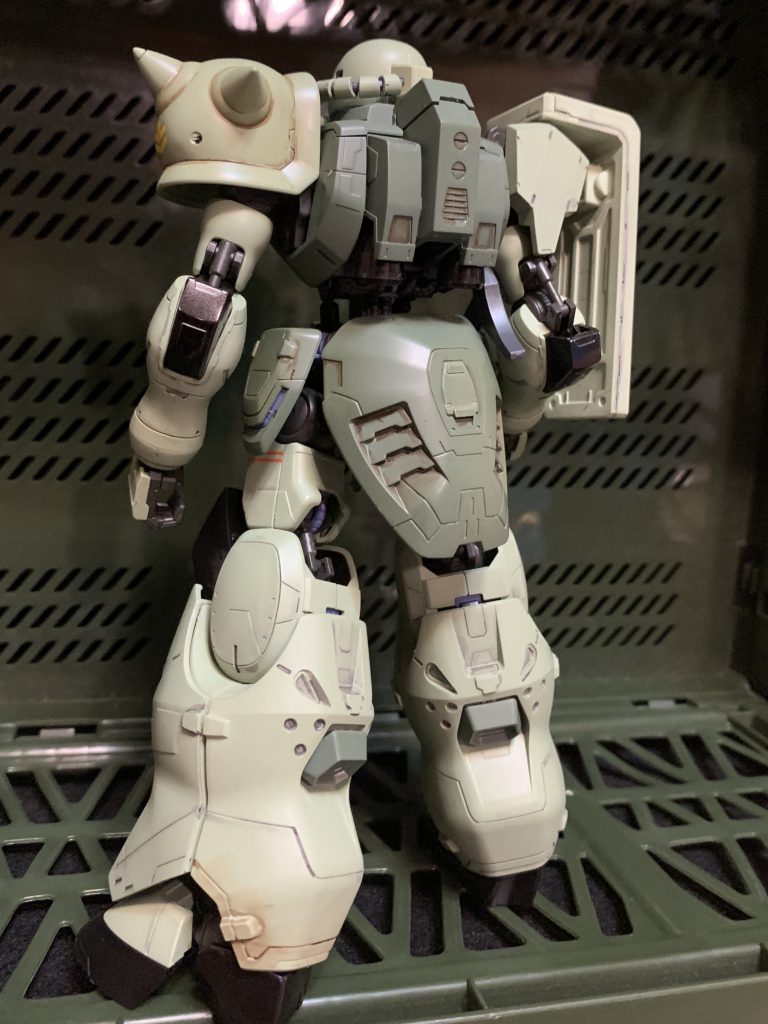 右肩はグレイズ改の余剰パーツを利用。