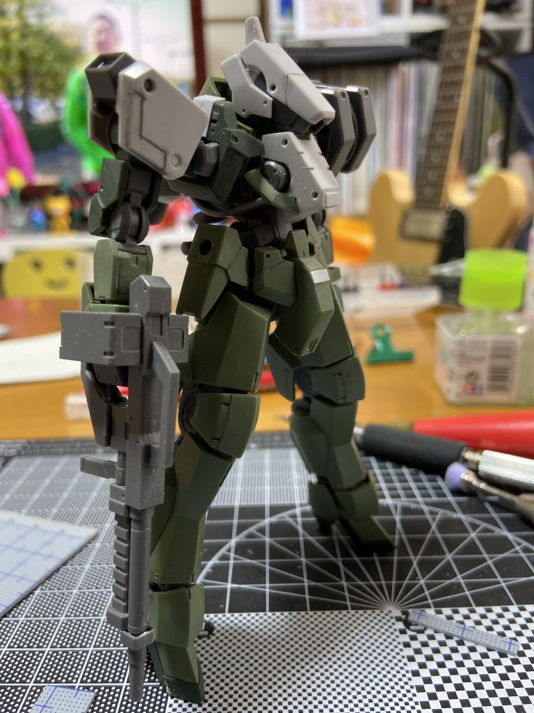 ゼロワンを見終わり作業開始。1/100を参考にスジボリ追加。腹と太腿を1ミリづつ延長。
5/3 13:16 これで塗装でよかったのだが、、、