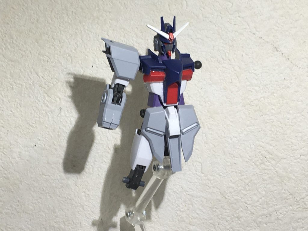 腕と膝にもジャスティスナイトの関節を仕込む
肩関節はデスティニーの物です
フロントアーマーは基部をジャスティスナイトにしてレジェンドの装甲で上書きするような感じです