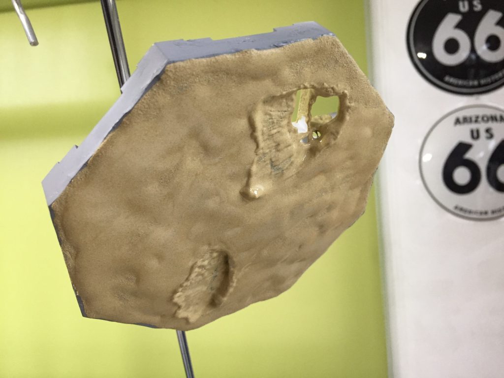 台座は脚先を地中に沈める為、穴をあけました。跳ねた感じを出す為、逆さに宙吊りして情景テクスチャーを乾かします。