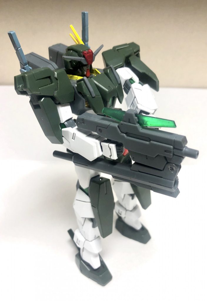 この投稿作品のメインはこちらの
“GNスナイパーライフル Ⅱ”です。
一応両モードともヘタり等は無くしっかりと状態を保持できます。
ロボット魂とかのケルディムの持つGNスナイパーライフルⅡ(毎回タイピング面倒なんで以下、“武器”)は差し替え無しで変形可能だったのですが、HGのケルディムは差し替え式だったので、ジャンクパーツの山の中に武器があったので、本来キットに付いていた武器はそのまま差し替え式、ジャンクから取ってきた方を差し替え無しで再現しました。
ただね、3連バルカンモードにした時の上下の銃口....変形時の接続ピンかと思ってパテで塞いじゃった...
〜変形方法〜
上:改造版(可動式、差し替え無し)
下:既製品(非可動式、差し替え有り)
要は下の物は組立説明書の通りの手順です。