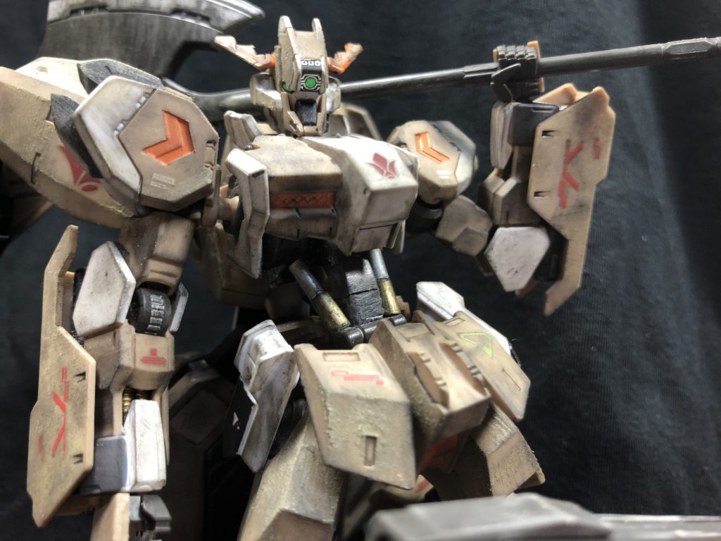 グシオンは最終決戦と数多くの戦勝を超えてきたと思うので土塗れにしました。1番デカールを凝った機体です。