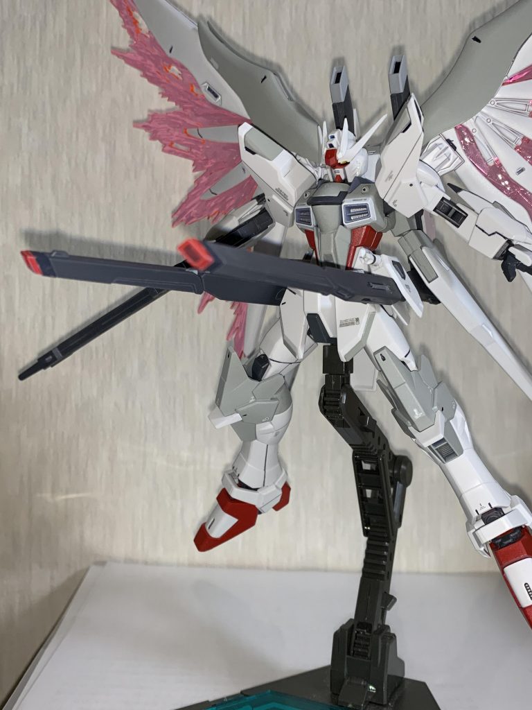 超電磁砲「クスィフィアス」フリーダムからの流用武装でオリジナルとの差はない。アメストフリやストフリのレールガンは可動ギミックの影響で腰を捻ると引っ張られるので、フリーダムのものを採用しました。