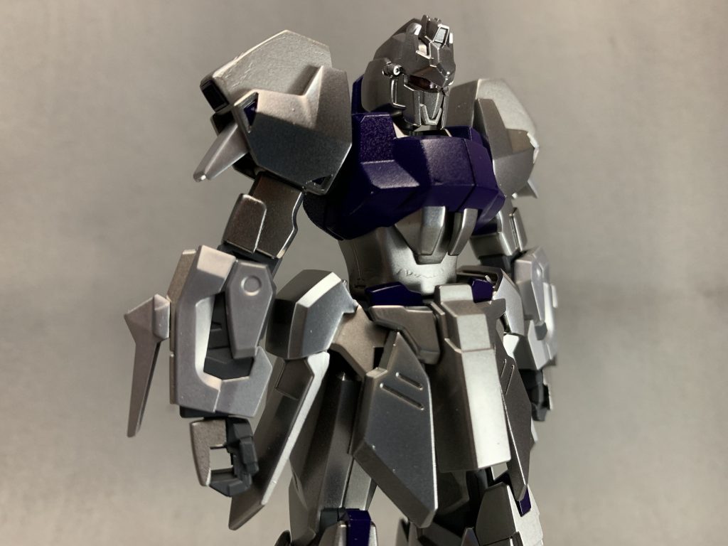 頭、腕、腰、脚はデルタプラスから。
肩、胴体、手、バックパックは百式から。
後は少々 改造をしました。

肩を横に延ばすのではなく、縦に延びたシルエットが好きなのでプラ板で少し延長。
デルタのフロントアーマーに百式のフロントアーマーもくっ付けて、リアアーマーには百式のサーベルラックを移植。
デルタの二の腕部分のアーマー？を前腕部に移動。
お腹をプラ板で2mm延長。
デルタの頭の後ろにある... なんだろう？ ガード？を百式の胴体の同じ位置に移植。