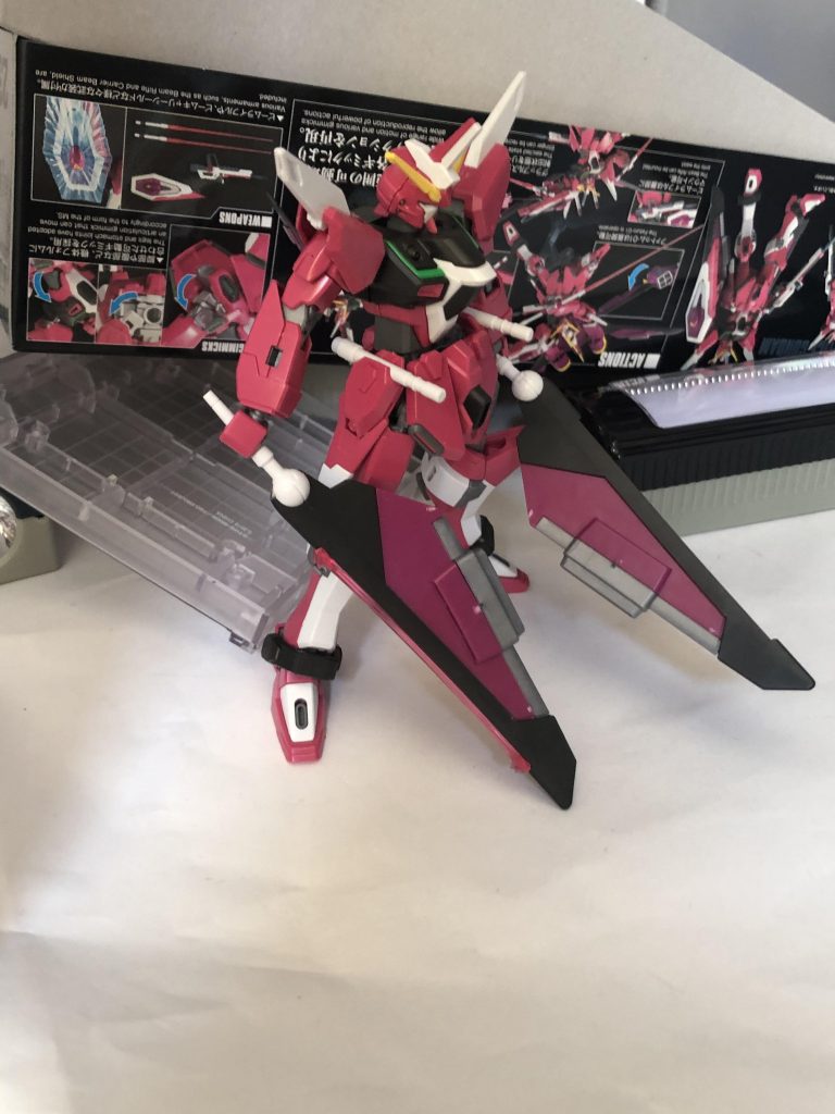 一応刀の作り方説明すると根元の部分をいい感じにニッパーで切り落として3ミリの穴を開けてノワールストライカーの刀の持ち手部分に3ミリの棒をひっつけてプラ板で隙間を埋めて羽と引っつけます。
お手軽工作ですね。