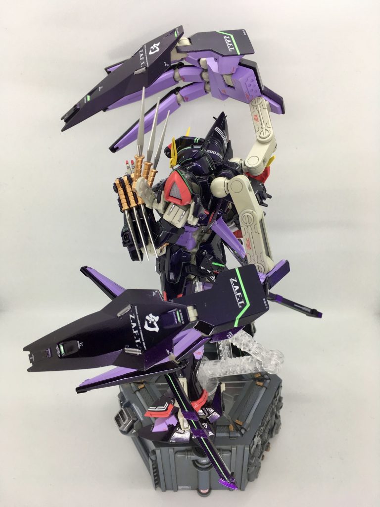 接近戦時に展開して妖術使いのイメージに仕立ててます。