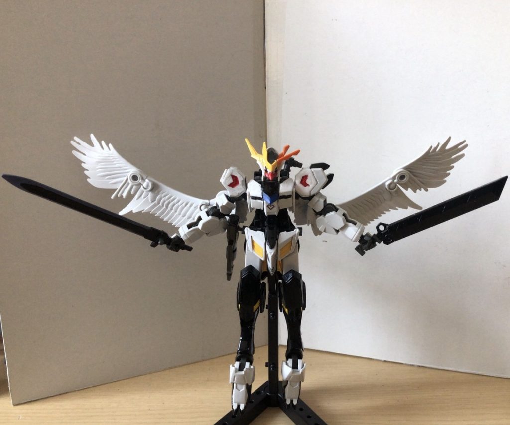 本機は2種類の剣で戦います。右の剣はライフルと一緒に使われることが多いです。  「斬る」と言うより「叩く」感じで使います。普段は背中に装備されてます。左の剣は抜群の斬れ味を活かした使い方で、斬れないものはない剣です。