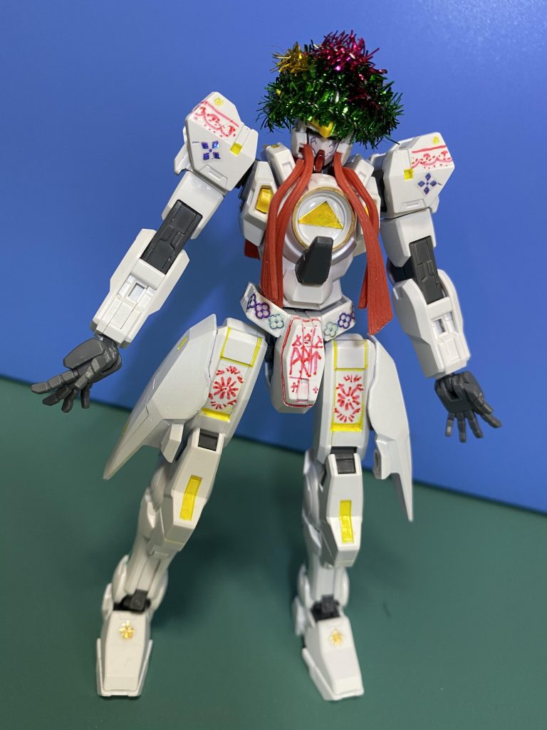 頭部は花飾りをイメージしてモールで飾りました。
胸部の三角マークはホイルシールの端っこをカットしてゴールドで塗ったもの。
股間の模様はマッキーで作中の石版のルーン文字の文様を書き込み。百均のシールなどを各部に貼っています。
墨入れとかはほぼなし。