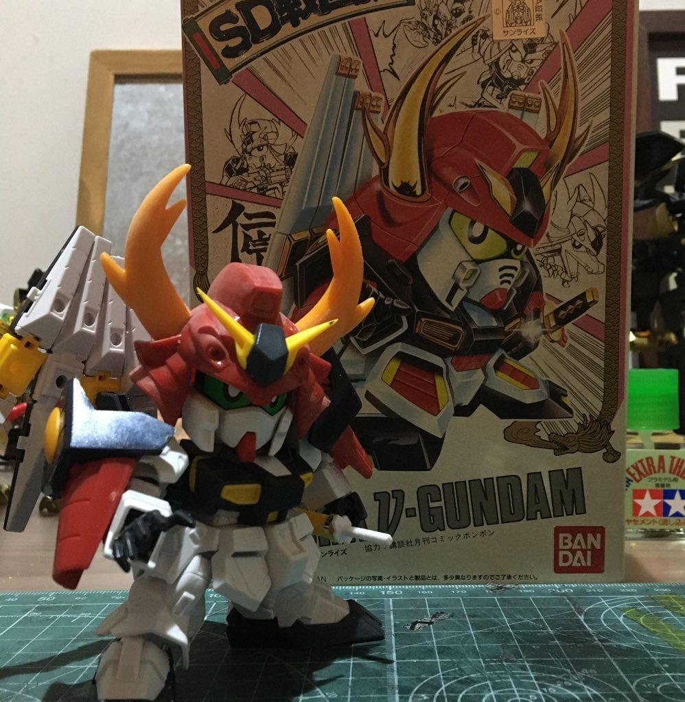 ベースとなるνガンダムに甲冑を仮組みしたところ。
アンテナが無かったため, ニューガンダムのものをカットして成形して, 原型はほぼこれで終わりですね