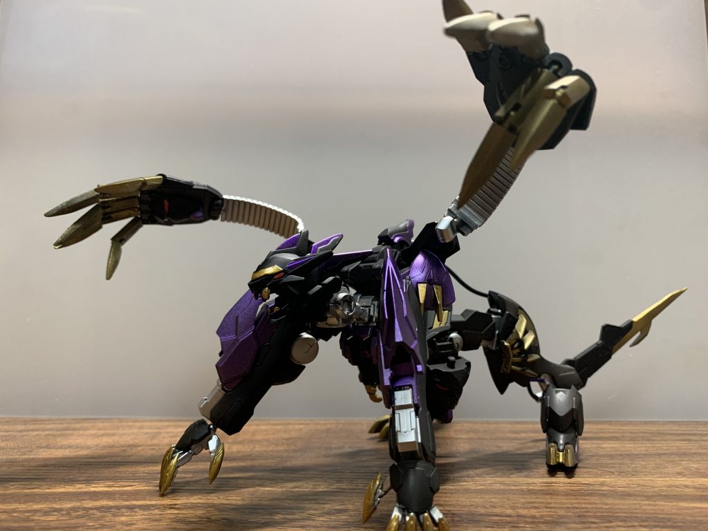 暴走形態:モードBeast

魔神形態から大破する程のダメージを受け暴走した姿。
強靭な四肢により超高速で移動が可能となる。周囲の全てを破壊対象と認識。リミッターが外れ自壊する様な行動も自己再生能力によりデメリットがない為、デタラメな体勢から有り得ない攻撃が襲い掛かる。