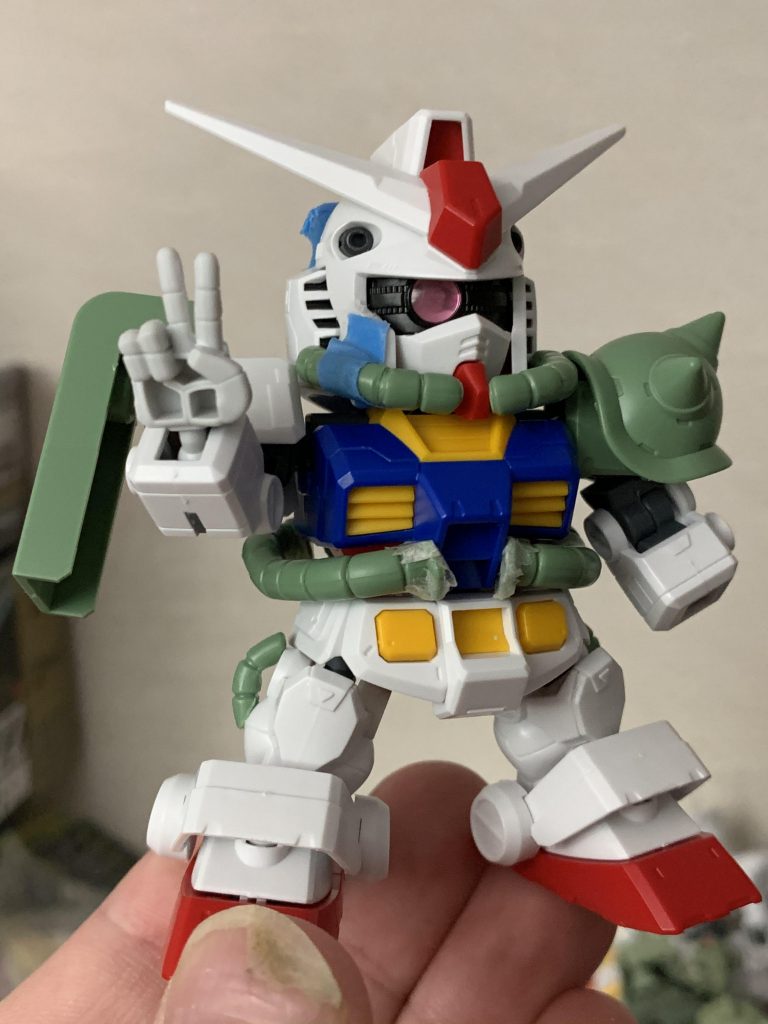 恒例のピースサインはRX-零丸のシノビ手を使っています
指の間を切って押し広げただけ!