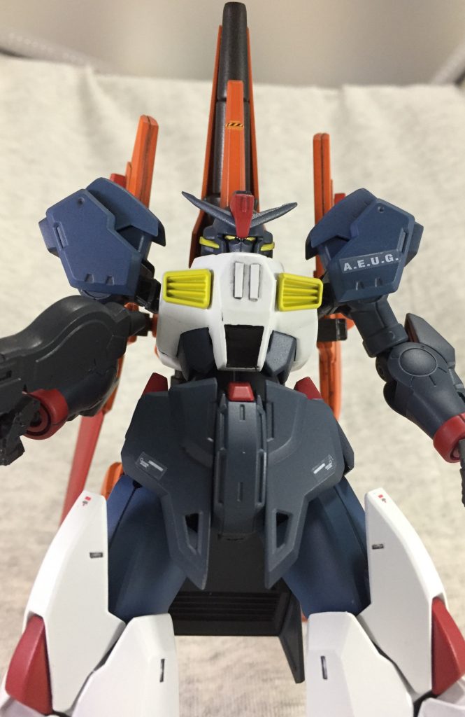 ツインアイはガンダムマーカーのゴールドで直塗りしています。
本体の青色が暗めなのでティターンズ機っぽくも見えますね(笑)