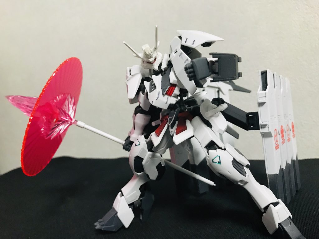 ビーム番傘
格闘メイン武装。
近〜中距離で使用する傘型武器で、エネルギー消費はやや激しいが色々応用が効く。
ビームが効かない相手にはクローとテイルブレードと相手によって使い分ける。