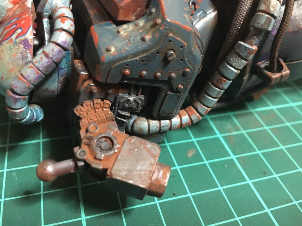 工程ではないんですけど、
ショルダーアーマー外した所です。
腰部延長に伴って腕部も延長。
付け根部分のディテールはハンドパーツの余りを再利用しています。
剥がしや錆(ピグメント)が効いてます。