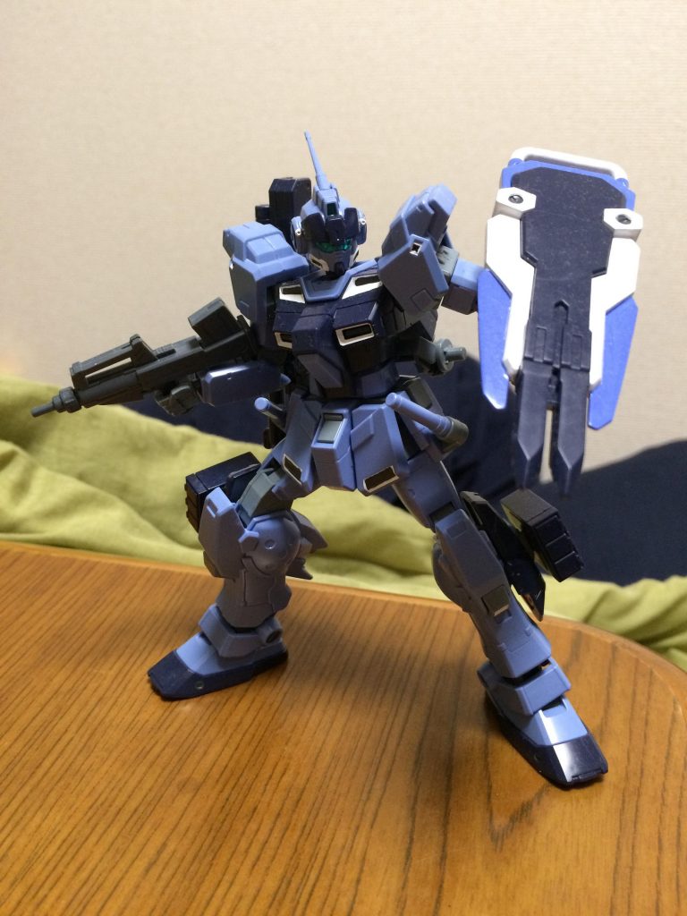 ポージングしてみました。シールドの水色部分の調合が上手くいかなかったですね。少し濃いです。可動は悪くなかったです。