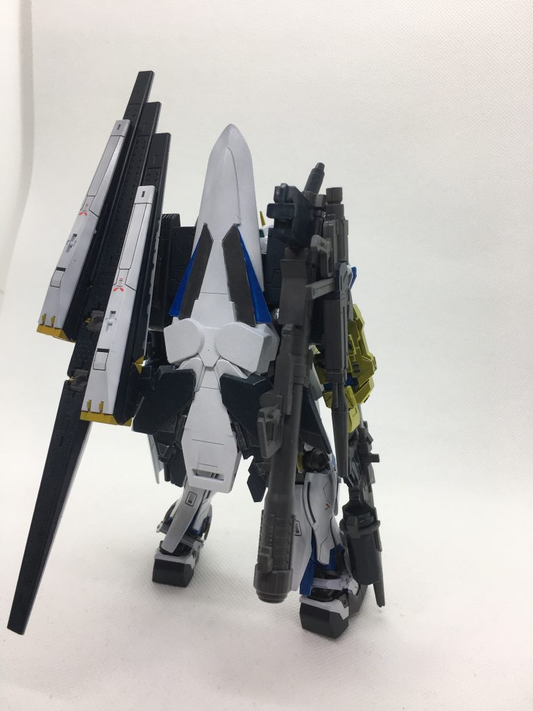 武装は
ビーム・マグナム
リボルビング・ランチャー
肩部ビーム・キャノン
ハイパー・バズーカ
ビーム・ライフル
ビーム・サーベル×4
フィン・ファンネル