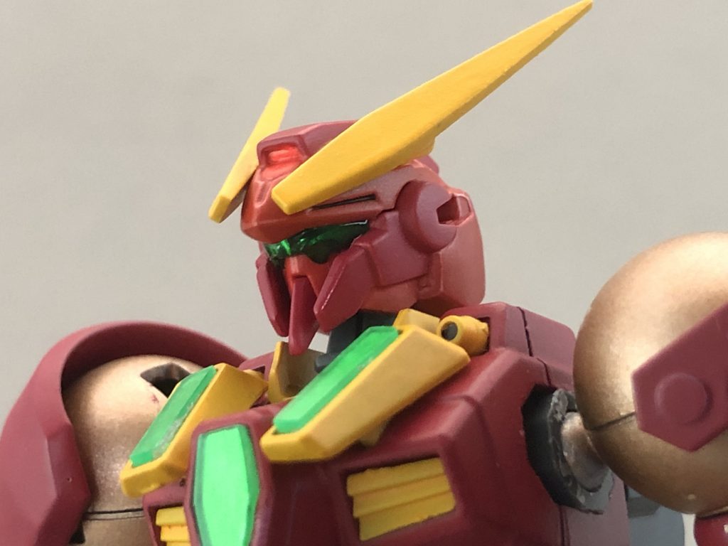 チャームポイントはサングラスをイメージしたバイザー!
クリアグリーンの奥に浮かび上がる鋭いツインアイがフェチに突き刺さるぅ!
さて、荒野をさすらう賞金稼ぎに必要なものと言えば...