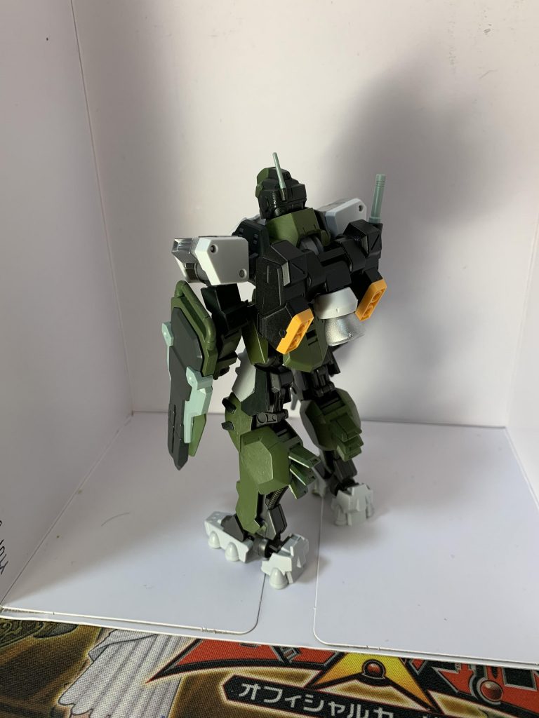 肩と背面のバーニアはメタルシルバー、バックパック全体はセミグロスブラックで塗装、未塗装なのは黄色いバーニア、バーニアの白い部分、ビームサーベルです。