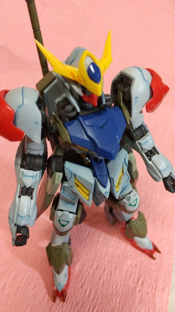 カラーリングは「ちょっとだけリアルタイプガンダム風味」です。

新たに入手した「リアルタッチマーカーセット」を活用するプランを想定していたのですが、急にリアルタイプ風を思い立って、一部のパーツをオリーブドラブで筆塗りしてみました。

全体はMr.カラーの35番、明灰白色（三菱系）の缶スプレーしてますが、全体を吹き切る前に無くなりましたので、一部は筆塗りです。