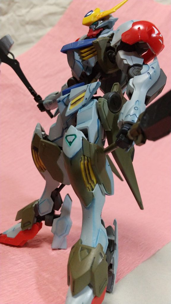 オリーブドラブ、結構似合ってますよね。

全身つや消しスプレーを吹いていますが、肩の赤いパーツだけはつや有りです。

つや消しスプレー後に「リアルタッチマーカーセット」＋綿棒でぼかす作業を全身に行ってます。
綿棒でこするだけで、つや消しに染みてボケるので、ぼかしペンは使っていません。

せっかくリアルタイプ風味にしたので、デカールを貼ってみても良いかもしれません。